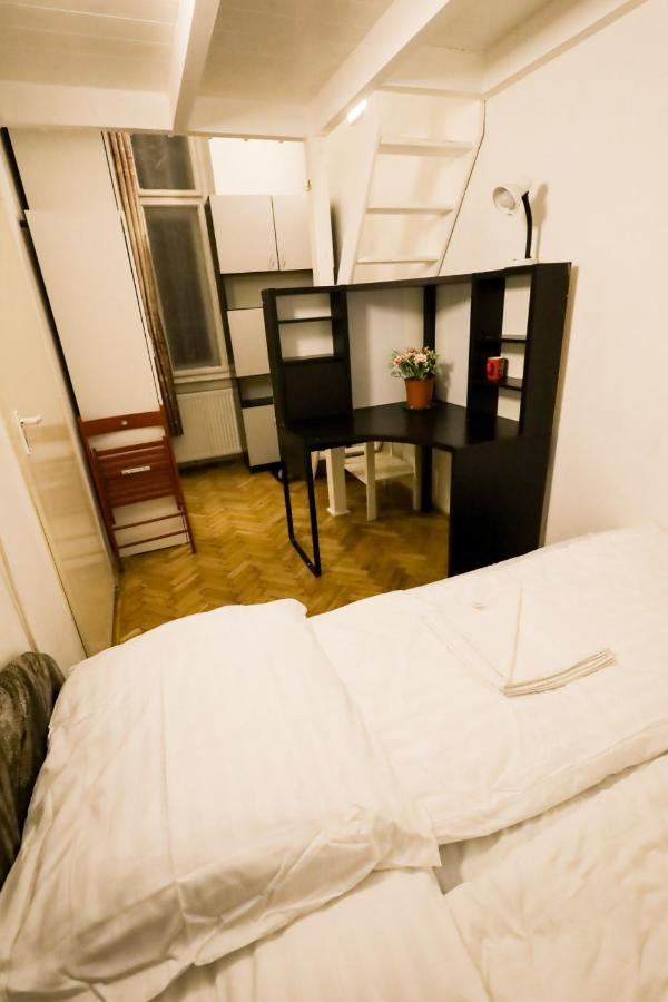 Center Apartment 5 Private Room For 19 People Budapest Bagian luar foto