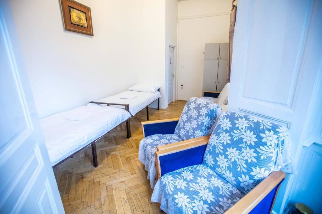 Center Apartment 5 Private Room For 19 People Budapest Bagian luar foto