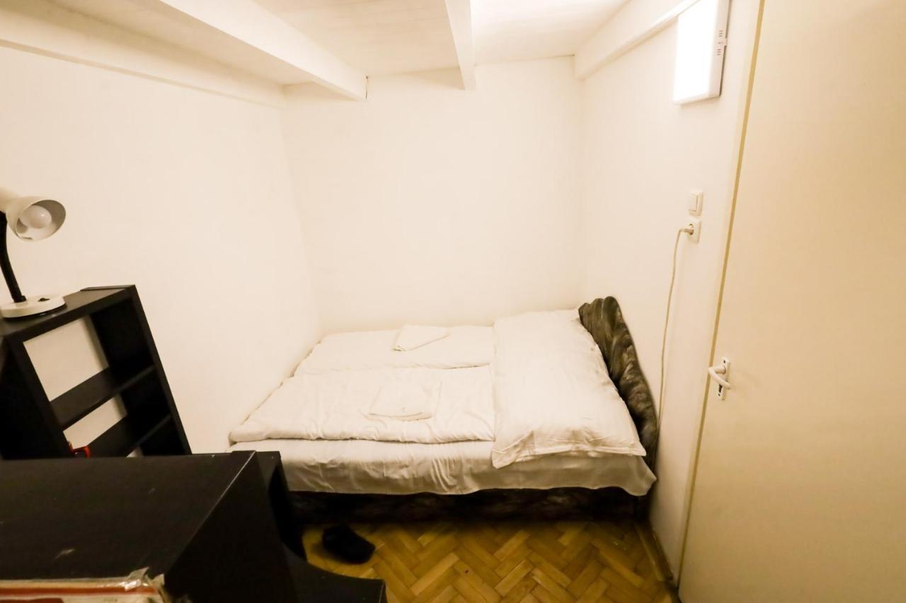 Center Apartment 5 Private Room For 19 People Budapest Bagian luar foto