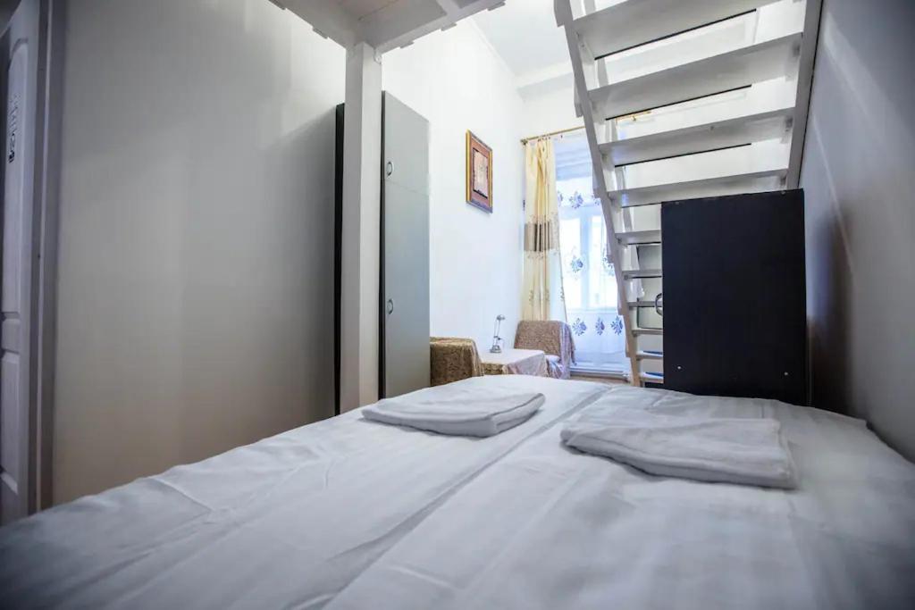 Center Apartment 5 Private Room For 19 People Budapest Bagian luar foto