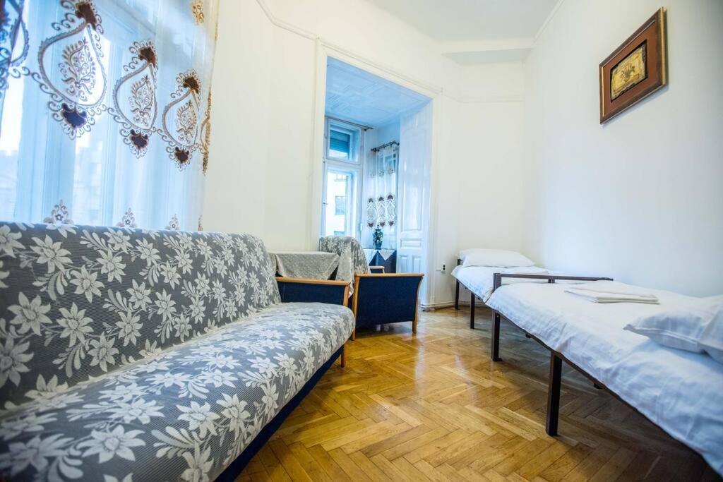 Center Apartment 5 Private Room For 19 People Budapest Bagian luar foto
