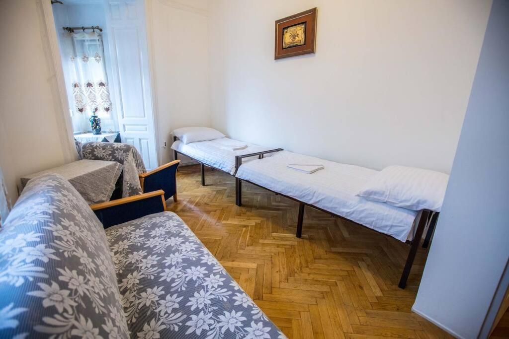 Center Apartment 5 Private Room For 19 People Budapest Bagian luar foto