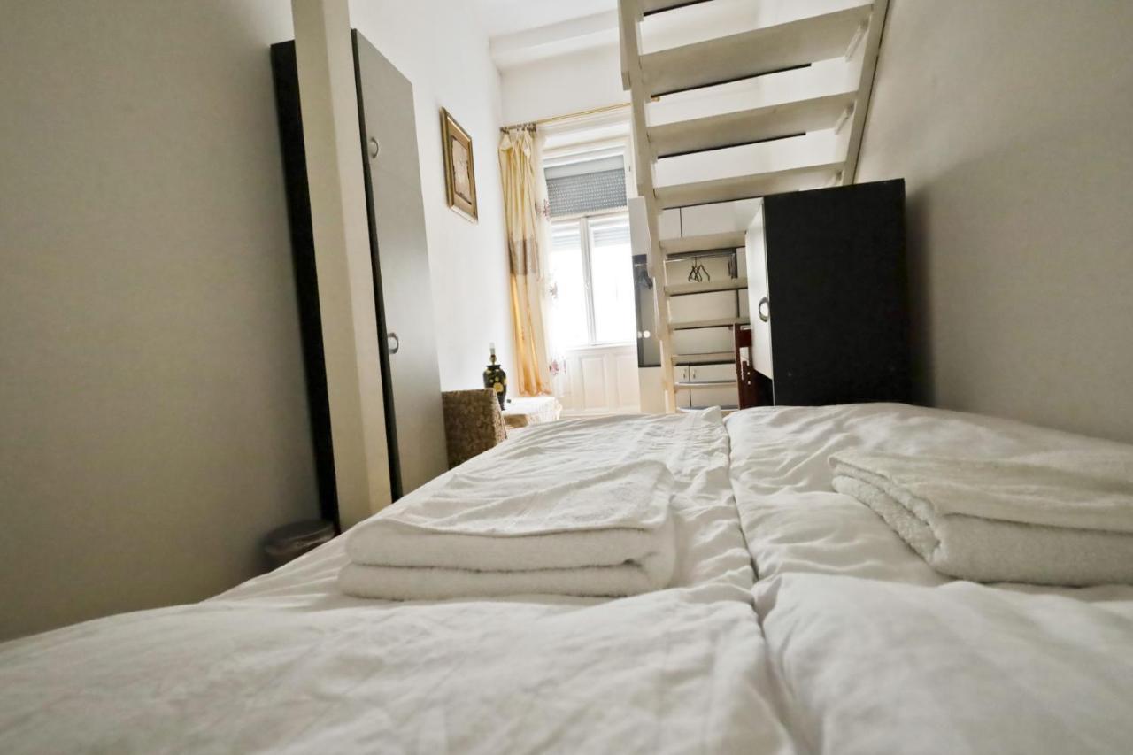 Center Apartment 5 Private Room For 19 People Budapest Bagian luar foto
